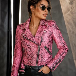 Blouson de motard en cuir de python rose | Vêtement d'extérieur moto femme en peau de serpent