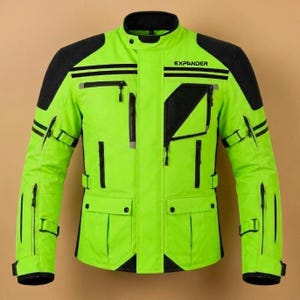 Può includere: Una giacca da moto verde neon e nera con la parola EXPANDER stampata sul petto. La giacca include diverse tasche con cerniera, cinturini regolabili sulle maniche e in vita, un colletto alto e pannelli neri rinforzati sulle spalle.