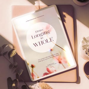 Può includere: Un quaderno di esercizi rettangolare intitolato From Longing to WHOLE, A Self-Discovery Workbook. La copertina presenta un morbido sfondo floreale con una sovrapposizione circolare bianca contenente il titolo e il sottotitolo For women who are ready to stop looking for love in the wrong place di Wenca Chen, BACP Accredited Counsellor.