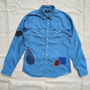 Camicia Lee in chambray indaco, taglia M, riciclata, con patchwork di denim vintage e rammendi a vista.