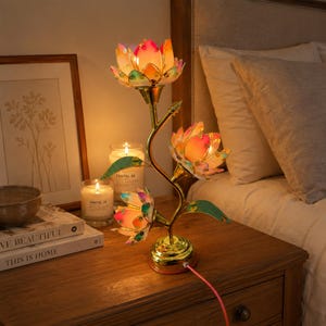 Lámpara de mesa con forma de flor de loto, decoración botánica de estilo Art Nouveau.