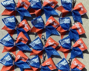 Chaveiros personalizados com laços de glitter - Você escolhe as cores e a mensagem.