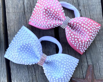 Lazo para coleta sin cola, de satén sobre grosgrain con pedrería blanca de lujo, 2,25 x 4,25 cm. Elige el color que prefieras.