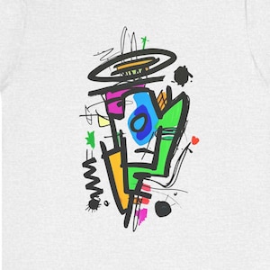 Puede incluir: Una camiseta de manga corta de color gris claro con un diseño gráfico central compuesto por líneas negras abstractas, garabatos y formas geométricas en colores vibrantes como verde brillante, azul, amarillo, rosa y naranja al frente.