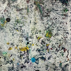 Pu&ograve; includere: Un dipinto astratto su tela caratterizzato da uno strato di base bianco fortemente strutturato con schizzi e tocchi di vernice gialla, blu, verde e nera. La superficie mostra pennellate a impasto spesso e varie tecniche pittoriche.