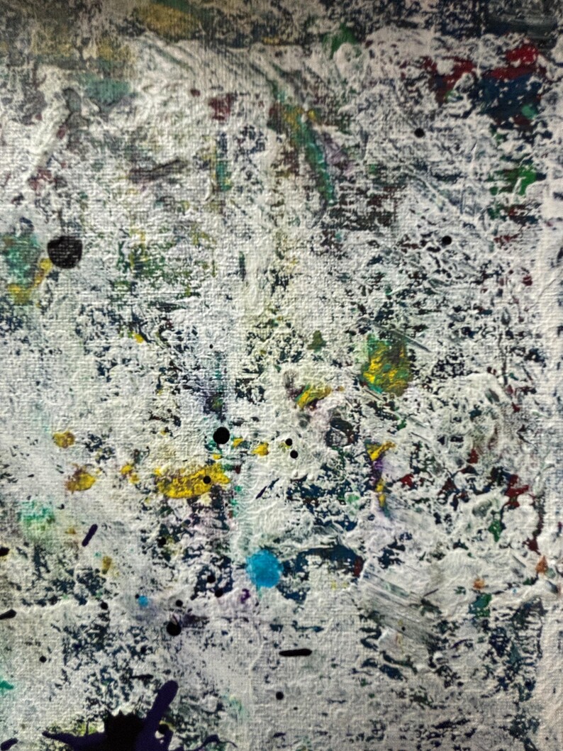 Pu&ograve; includere: Un dipinto astratto su tela caratterizzato da uno strato di base bianco fortemente strutturato con schizzi e tocchi di vernice gialla, blu, verde e nera. La superficie mostra pennellate a impasto spesso e varie tecniche pittoriche.