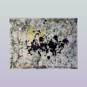 Pu&ograve; includere: Un dipinto rettangolare su tela caratterizzato da una composizione astratta con uno strato di base bianco testurizzato. La superficie &egrave; coperta da schizzi e gocce di vernice nera, viola scuro, gialla e verde acqua, creando un effetto visivo denso.