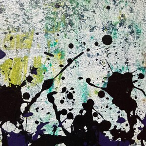 Pu&ograve; includere: Un dipinto astratto su tela caratterizzato da uno sfondo bianco strutturato sovrapposto a vivaci schizzi di vernice nera, viola e verde lime. La composizione mostra schizzi dinamici, gocciolamenti e audaci segni simili a inchiostro.