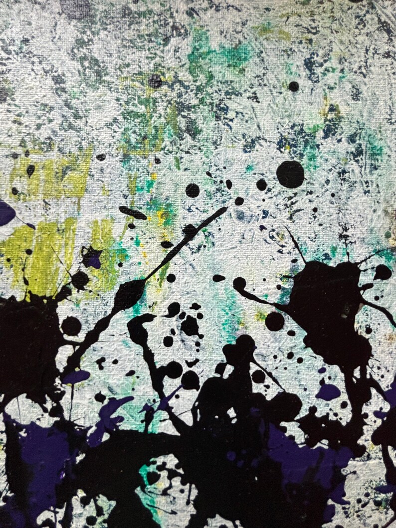 Pu&ograve; includere: Un dipinto astratto su tela caratterizzato da uno sfondo bianco strutturato sovrapposto a vivaci schizzi di vernice nera, viola e verde lime. La composizione mostra schizzi dinamici, gocciolamenti e audaci segni simili a inchiostro.