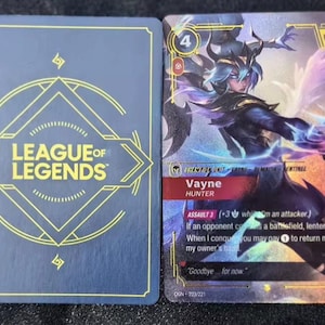 Könnte beinhalten: Ein League of Legends-Kartenset mit einer dunkelblauen Rückseite mit gelben geometrischen Linien und Text sowie einer Vorderseite, die eine Vayne-Charakterillustration mit violetten und blauen Energieeffekten, Spielstatistiken und Text zeigt.