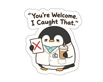 Könnte beinhalten: Ein gestanzter Aufkleber mit einem Cartoon-Pinguin in einem weißen Laborkittel mit Rx-Abzeichen, der ein Papier mit einem roten X und einen Kaffeebecher hält. Der Text über dem Pinguin lautet: "You're Welcome. I Caught That." Mit weißem Rand.