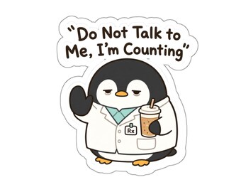 Könnte beinhalten: Ein gestanzter Aufkleber mit einem Cartoon-Pinguin, der einen weißen Laborkittel mit einem Rx-Abzeichen trägt und ein braunes Getränk hält. Der Pinguin sieht müde aus und hebt eine Flosse. Der Text darüber lautet: "Do Not Talk to Me, I'm Counting".