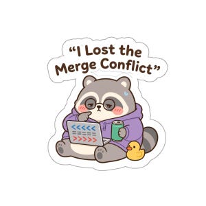 Op de afbeelding: Een gestanste sticker met een cartoon wasbeer in een paarse hoodie en met een ronde bril, zittend bij een laptop met codesymbolen, een groen blikje frisdrank en een gele badeend. De tekst boven de afbeelding luidt I Lost the Merge Conflict.