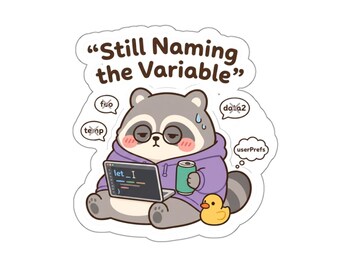 Könnte beinhalten: Ein gestanzter Aufkleber mit einem Cartoon-Waschbären in einem violetten Kapuzenpullover und Brille, der müde vor einem Laptop sitzt. Der Text lautet Still Naming the Variable, begleitet von Gedankenblasen mit durchgestrichenen Begriffen.