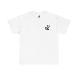 Peut inclure: Un t-shirt blanc à manches courtes avec un petit motif noir et blanc représentant un chien assis avec une cage thoracique squelettique sur la poitrine. L'étiquette intérieure du col affiche également un petit motif de chien assorti.
