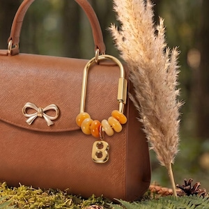 Pingente de bolsa personalizado com inicial em pedra natural, acessório para chaveiro com contas.