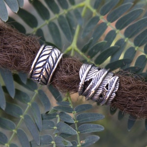 Conjunto de 2 contas para dreadlocks de penas e folhas com furo de 8 mm / 9 mm (5/16 pol.) em aço inoxidável | Acessórios para cabelo Loc | Joias para dreadlocks
