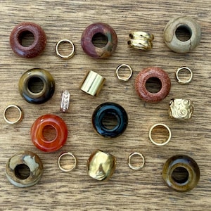 Goldene Stunde 25er Set Dreadlock Perlen 5 mm - 7 mm Loch (3/16 - 9/32 inch) Dreadlock Haarschmuck | Brauner Jaspis | Tigerauge Gold Edelstein