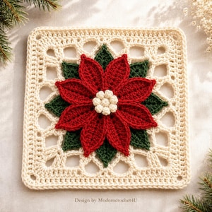 Op de afbeelding: Een vierkant haakmotief met een crèmekleurige opengewerkte rand, donkergroene bladeren en een centrale rode kerststerbloem met een klein crèmekleurig hartje. De tekst "Design by Moderncrochet4U" staat onderaan in de afbeelding.