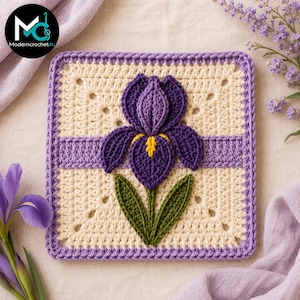 Könnte beinhalten: Ein quadratisches Häkelmotiv mit einer zentralen, dreidimensionalen violetten Irisblüte mit gelben Akzenten und grünen Blättern. Die Blume ist vor einem cremefarbenen Hintergrund mit einem violetten Rand und einem horizontalen violetten Streifen platziert.