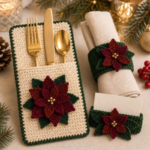 Peut inclure: Un porte-couverts en crochet couleur crème avec une bordure vert foncé et une grande fleur de poinsettia rouge foncé, un rond de serviette assorti et un porte-nom, tous ornés de perles dorées et de motifs de poinsettia.