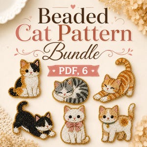 Può includere: Un grafico digitale intitolato Beaded Cat Pattern Bundle PDF, 6 che presenta sei distinti disegni di gatti realizzati con perline. I gatti includono un calico, un gatto soriano grigio che dorme, un soriano arancione, un gatto bianco e nero, un gatto bianco con un fiocco rosa e un gatto maculato.