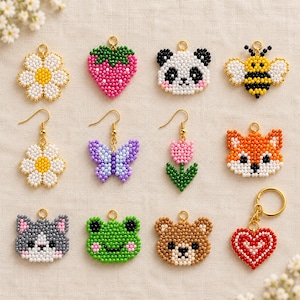 Puede incluir: Una colección de dijes y pendientes de cuentas con diversas formas, incluyendo una margarita, fresa, panda, abeja, mariposa, tulipán, zorro, gato, rana, oso y un llavero en forma de corazón, elaborados con pequeñas cuentas de colores y herrajes dorados.