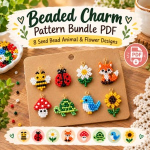 Może przedstawiać: Zestaw wzorów PDF zatytułowany Beaded Charm Pattern Bundle PDF 8 Seed Bead Animal & Flower Designs zawierający osiem koralikowych zawieszek, w tym pszczołę, biedronkę, stokrotkę, lisa, grzyba, żółwia, niebieskiego ptaka i słonecznik na kartce.