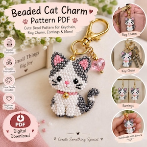 Op de afbeelding: Een digitaal PDF-patroon voor een kralen kattenbedel met een witte en grijze kat met roze oren en een roze halsband. Het ontwerp bevat een goudkleurige karabijnsluiting en een roze hartvormige kraal. Tekst: Beaded Cat Charm Pattern PDF.