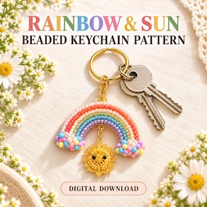 Può includere: Un portachiavi di perline con un arcobaleno di perline color pastello e un ciondolo a forma di sole giallo con un viso sorridente al centro. Il portachiavi è fissato a un anello dorato con due chiavi argentate. Il testo recita RAINBOW & SUN BEADED KEYCHAIN PATTERN e DIGITAL DOWNLOAD.
