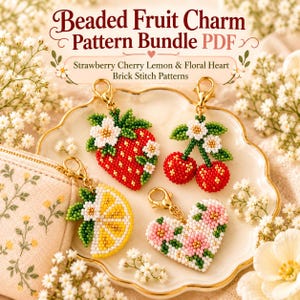 Può includere: Un pacchetto di modelli PDF digitale intitolato Beaded Fruit Charm Pattern Bundle con disegni di fragola, ciliegia, limone e cuore floreale a punto mattone. Quattro ciondoli di perline con chiusure a moschettone dorate su un piatto smerlato.