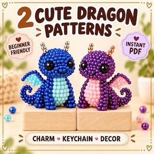 Może przedstawiać: Dwie figurki smoków z koralików, niebieska i fioletowa, z dużymi czarnymi oczami i małymi rogami. Tekst głosi 2 CUTE DRAGON PATTERNS, BEGINNER FRIENDLY, INSTANT PDF oraz CHARM KEYCHAIN DECOR. Figurki wykonane są z małych, okrągłych koralików.
