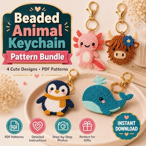 Puede incluir: Cuatro llaveros de animales hechos con cuentas que representan un ajolote, una vaca de las tierras altas, un pingüino y una ballena. El texto dice Beaded Animal Keychain Pattern Bundle, 4 Cute Designs, PDF Patterns e Instant Download, con iconos.