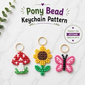 Può includere: Tre portachiavi con perline pony a forma di fungo rosso e bianco, girasole giallo e marrone e farfalla rosa e nera. Il testo recita Pony Bead Keychain Pattern e Perfect for Keychain Bags & Gifts. Ogni ciondolo ha un anello in metallo dorato.