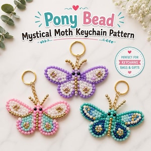 Può includere: Tre portachiavi a forma di falena realizzati con perline pony colorate. La falena in alto al centro è viola e bianca, quella in basso a sinistra è rosa e azzurra, e quella in basso a destra è verde acqua e blu scuro. Hanno un anello dorato.
