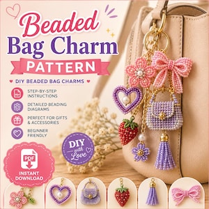 Puede incluir: Un patrón digital para dijes de bolso con cuentas con el texto Beaded Bag Charm PATTERN y DIY BEADED BAG CHARMS. La imagen muestra un llavero dorado con dijes de cuentas en forma de flor rosa, lazo rosa, corazón morado, bolso morado, fresa roja y borla morada en un bolso beige.