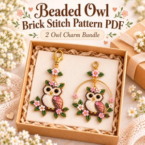 Può includere: Due ciondoli a forma di gufo in perline in una scatola regalo. Uno ha un moschettone, l'altro un cerchio. Entrambi raffigurano gufi con perline bianche e marroni, fiori rosa e foglie verdi. Testo: Beaded Owl Brick Stitch Pattern PDF 2 Owl Charm Bundle.