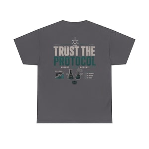Trust the Protocol T-shirt | Sportshirt | Wetenschappelijk fitnessshirt | Lab Rat Lifestyle | Workoutshirt | Biohacker kleding | Unisex T-shirt