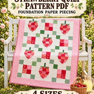 Op de afbeelding: Een quilt met een aardbeienpatroon met rode en roze patchworkblokken, groene steeltjes en een lichtroze rand. De tekst luidt STRAWBERRY QUILT PATTERN PDF FOUNDATION PAPER PIECING en 4 SIZES BABY LAP THROW TWIN.