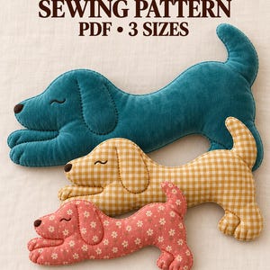 Op de afbeelding: Een PDF-naaipatroon voor hondenkussens in drie maten. Het bovenste kussen is blauwgroen, het middelste is geel-wit geblokt en het onderste is roze met een wit bloemenpatroon. De tekst luidt: DOG PILLOW SEWING PATTERN PDF 3 SIZES 40 55 70 cm.