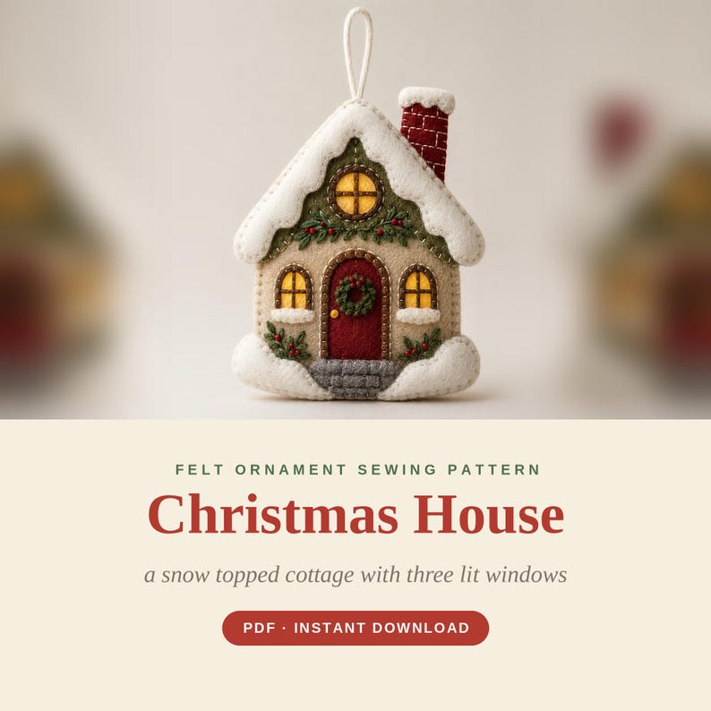 Pode incluir: Um molde de costura para enfeite de feltro intitulado Christmas House, apresentando uma casa coberta de neve com tr&ecirc;s janelas iluminadas, uma porta vermelha com guirlanda, chamin&eacute; de tijolos e folhagens. O texto diz Christmas House.