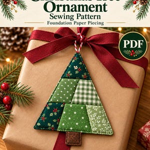 Puede incluir: Un patrón de costura en papel para un adorno de árbol de Navidad, con el texto Scrappy Christmas Christmas Tree Ornament Sewing Pattern Foundation Paper Piecing 5 & 6 INCH. El adorno es un árbol de patchwork en tonos verdes.