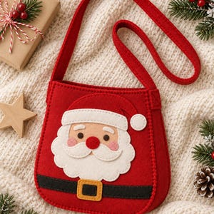 Könnte beinhalten: Eine rote Filz-Umhängetasche mit einer Applikation des Weihnachtsmann-Gesichts, bestehend aus weißem Bart, Schnurrbart und Mützenbesatz. Die Tasche ist am unteren Rand mit einem schwarzen Gürteldetail und einer gelben Schnalle versehen.