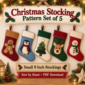 Peut inclure: Un ensemble de cinq chaussettes de Noël en feutrine avec un bonhomme en pain d'épices, un pingouin, un sapin, un renne et un bonhomme de neige. L'affiche indique Christmas Stocking Pattern Set of 5 et Small 9 Inch Stockings, patron PDF.