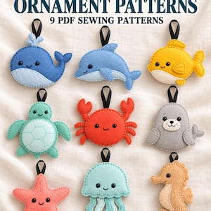Op de afbeelding: Negen vilten ornamenten van zeedieren: walvis, dolfijn, vis, schildpad, krab, zeehond, zeester, kwal en zeepaardje. Elk ornament heeft een zwart lintje om op te hangen. De tekst luidt SEA ANIMAL ORNAMENT PATTERNS 9 PDF SEWING PATTERNS.