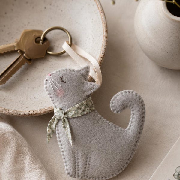 Felt Gray Cat Ornament Pattern, Cat PDF Sewing Pattern, Christmas Cat Ornament, Cat Lover Gift, Easy Beginner Hand Sewing, Instant Download