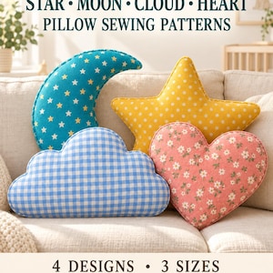 Può includere: Quattro cuscini decorativi a forma di luna verde acqua con stelle gialle, stella gialla a pois bianchi, nuvola a quadretti blu e cuore rosa con fiori bianchi. Testo: STAR MOON CLOUD HEART PILLOW SEWING PATTERNS 4 DESIGNS 3 SIZES PDF PATTERN INSTANT DOWNLOAD.