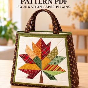 Puede incluir: Un bolso tote con un diseño de hoja de arce en patchwork en la parte frontal, con asas y laterales de tela floral marrón. El texto dice MAPLE LEAF TOTE PATTERN PDF FOUNDATION PAPER PIECING y 3 SIZES. La hoja está hecha de varios retazos de tela.