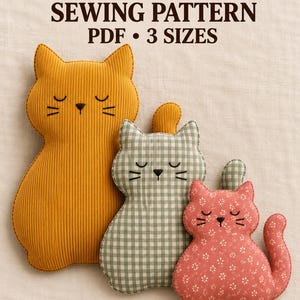 Peut inclure: Un patron de couture PDF pour un coussin chat assis en 3 tailles, 30, 40 et 50 cm. L'image montre trois coussins en forme de chat : un grand chat en velours côtelé jaune moutarde, un chat moyen à carreaux vichy vert et blanc, et un petit chat à fleurs rose.
