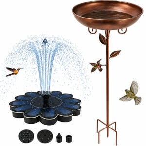 Puede incluir: Un baño para pájaros de metal color cobre con un tallo alto, detalles de hojas y una figura de colibrí, junto a una bomba de fuente solar negra con forma de flor que rocía agua hacia arriba, incluyendo tres boquillas negras adicionales.